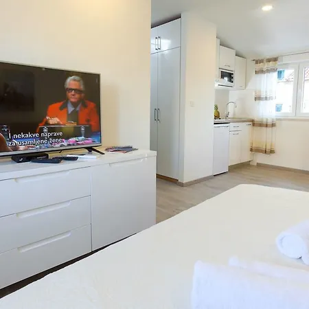 Spacious Near Beach In Croatia Διαμέρισμα *
